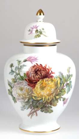 Meissen-Deckelvase, Balusterform, polychrome Bemalung mit Chrysanthemen und Schmetterling, Goldränder, 1. Wahl, Ges.-H. 34 cm - photo 1