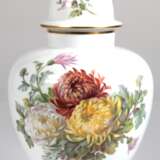 Meissen-Deckelvase, Balusterform, polychrome Bemalung mit Chrysanthemen und Schmetterling, Goldränder, 1. Wahl, Ges.-H. 34 cm - photo 1