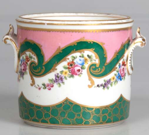 Übertopf, Sächsische Porzellanfabrik zu Potschappel von Carl Thieme, umlaufend polychrom bemalt mit Goldstaffage, Dekor 912, 2 seitl. Handhaben, Rand mit Gebrauchspuren, min. Chip, H. 10,5 cm, Innen-Dm. 10,5 cm - фото 1