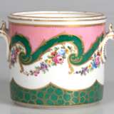 Übertopf, Sächsische Porzellanfabrik zu Potschappel von Carl Thieme, umlaufend polychrom bemalt mit Goldstaffage, Dekor 912, 2 seitl. Handhaben, Rand mit Gebrauchspuren, min. Chip, H. 10,5 cm, Innen-Dm. 10,5 cm - фото 1