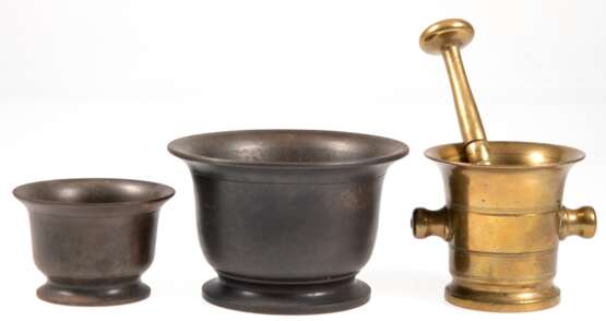 3 diverse Mörser, 2x ohne Pistill, H. 6,5 cm und 9,5 cm und 1x Messing-Mörser mit Pistill, H. 9,5 cm - photo 1