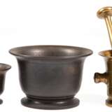 3 diverse Mörser, 2x ohne Pistill, H. 6,5 cm und 9,5 cm und 1x Messing-Mörser mit Pistill, H. 9,5 cm - photo 1