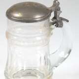 Bierkrug, 19. Jh., facettierter Glaskorpus, Zinndeckel mit Monogr. "WB" und Daumendrücker, Ges.-H. 19,5 cm - Foto 1
