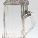 Bierkrug, 19. Jh., facettierter Glaskorpus auf Fuß, aufgewölbter Zinndeckel mit Daumendrücker, Ges.-H. 22,5 cm - photo 1