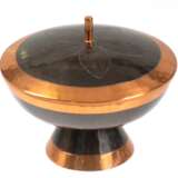 Deckel-Dose, Bauhaus, Kupfer z.T. dunkel patiniert, mit Hammerschlag- und Blütendekor, Dm. 16,5 cm - photo 1