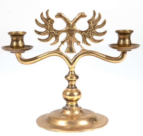 Lübecker Senatsleuchter, Messing, 2-flammig, auf rundem gestuftem Fuß gegliederter Schaft, mittig Doppelkopfadler mit Brustschild, H. 22 cm - photo 1