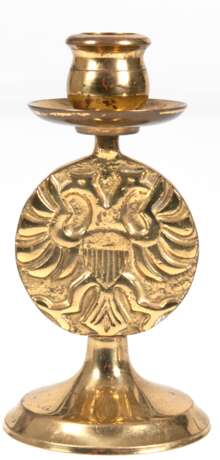 Lübecker Senatsleuchter, Messing, 1-flammig, scheibenförmiger Schaft mit reliefiertem Doppelkopfadler mit Brustschild, Rundfuß mit Widmungsgravur, Gebrauchspuren, H. 15 cm - Foto 1