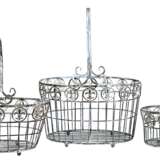 3 diverse Metallkörbe, oval, grau gefasst, auf 4 Kugelfüßen, durchbrochen gearbeitet, 30x26x18 cm, 38x34x22 cm und 49x37x29 cm - photo 1