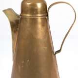 Messing-Kanne, 19. Jh., konischer Korpus, Bandhenkel, aufgewölbter Deckel gedellt, Bekrönung def., H. 29 cm - photo 1