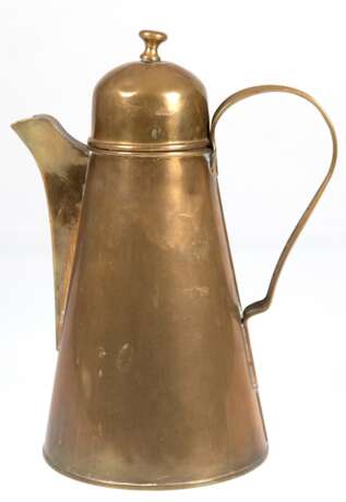Messing-Kanne, 19. Jh., konischer Korpus, Bandhenkel, aufgewölbter Deckel gedellt, Bekrönung def., H. 29 cm - photo 1