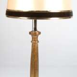 Große Jugendstil-Tischlampe, 2-flammig, Bronzefuß auf quadratischen Stand, beiger Schirm, Ges.-H. 60 cm, Dm. 30 cm - photo 1