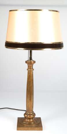 Große Jugendstil-Tischlampe, 2-flammig, Bronzefuß auf quadratischen Stand, beiger Schirm, Ges.-H. 60 cm, Dm. 30 cm - photo 1