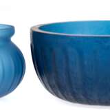 2 Glasobjekte, wohl Murano, blaues mattiertes Glas, dabei Vase H. 9 cm und Schale H. 9 cm , Dm. 19,5 cm - photo 1