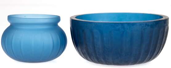 2 Glasobjekte, wohl Murano, blaues mattiertes Glas, dabei Vase H. 9 cm und Schale H. 9 cm , Dm. 19,5 cm - photo 1