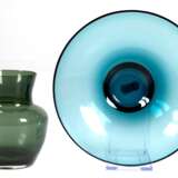 2 Glasobjekte, Design 1960er Jahre, dabei blaugrüne Schale, H. 6 cm und Dm. 20 cm und dunkelgrüne Balustervase, H. 12 cm - photo 1