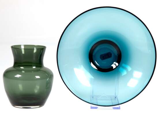 2 Glasobjekte, Design 1960er Jahre, dabei blaugrüne Schale, H. 6 cm und Dm. 20 cm und dunkelgrüne Balustervase, H. 12 cm - photo 1