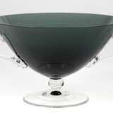 Henkelschale, Glas, 1960er Jahre, graugrüne Schale mit 2 farblosen Henkeln auf Fuß, H. 13,5 cm, Dm. 22 cm - photo 1