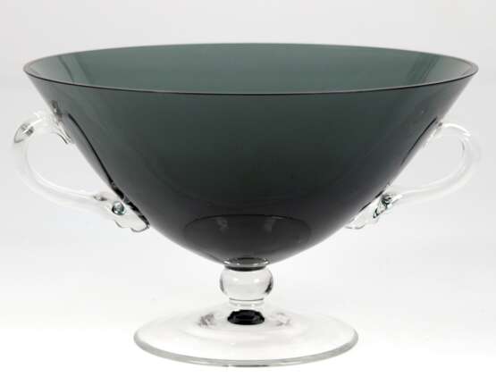 Henkelschale, Glas, 1960er Jahre, graugrüne Schale mit 2 farblosen Henkeln auf Fuß, H. 13,5 cm, Dm. 22 cm - photo 1