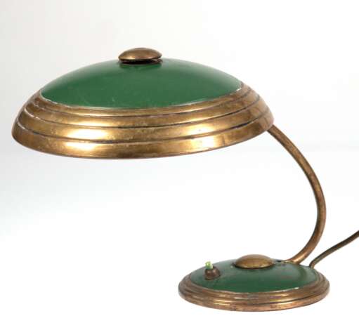 Schreibtisch-Lampe, Messing, z.T. grün gefaßt, Gebrauchspuren, H. 22 cm, Schirm-Dm. 24 cm - Foto 1