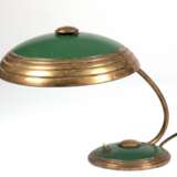 Schreibtisch-Lampe, Messing, z.T. grün gefaßt, Gebrauchspuren, H. 22 cm, Schirm-Dm. 24 cm - Foto 1