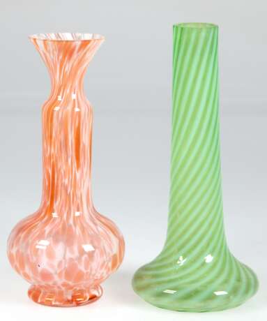 2 Langhalsvasen, farbloses Glas mit grünen, spiralförmigen Einschmelzungen (am Rand Haarriss) bzw. mit weißen und rosa Einschmelzungen, H. 21,5 cm und 20,5 cm - фото 1