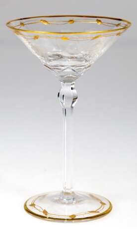 Moser-Sektschale Paula, sign., floraler Tiefschliff mit Golddekor und Goldrand, facettierter Stiel, H. 17,5 cm - photo 1