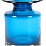 Studio-Glasvase, 1960er Jahre, blaues Glas, zylindrischer Korpus mit ausgeschliffenem Abriss, breiter, ausgestellter Rand, H. 12,8 cm - фото 1