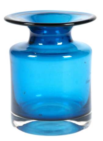 Studio-Glasvase, 1960er Jahre, blaues Glas, zylindrischer Korpus mit ausgeschliffenem Abriss, breiter, ausgestellter Rand, H. 12,8 cm - фото 1