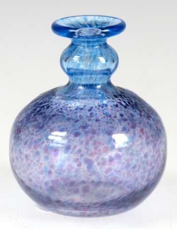 Kleine Studio-Glasvase, sign., gebaucht, mit blauen Einschmelzungen, H. 7 cm - photo 1