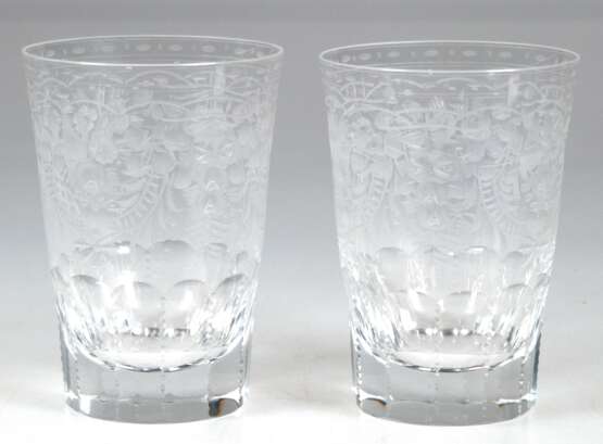 2 Moser-Wassergläser, Maharani, sign., ausgestellte Kuppa mit floralem Tiefschliff, Stand mit Facettenschliff, H. 11 cm - photo 1