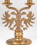 Обзор. Lübecker Senatsleuchter, Messing, 2-flammig, auf rundem Fuß, figürlicher Schaft mit Doppelkopfadler mit Brustschild, H. 26,5 cm