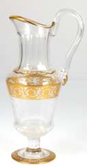 Saint Louis-Saftkrug &quot;Thistle Gold&quot;, Frankreich, Mitte 20. Jh., Klarglas, handgeschliffen, reiche Goldstaffage, Schliffdekor und umlaufender Ätzdekor, auf Scheibenfuß, hochgezogener Henkel, H. 32,5 cm