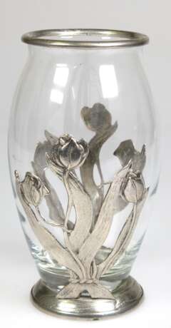 Jugendstil-Vase, Klarglas mit Zinnmontur, Tulpendekor, H. 23,5 cm - photo 1
