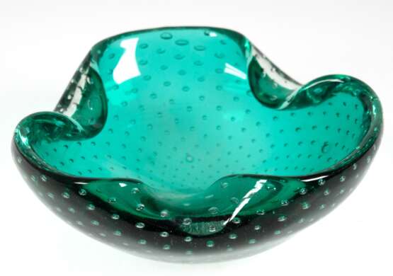Murano-Schale, grünes Glas, dreipassig, vollflächig mit eingestochenen Luftblasen, H. 8 cm, Dm. 18,5 cm - photo 1