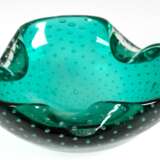 Murano-Schale, grünes Glas, dreipassig, vollflächig mit eingestochenen Luftblasen, H. 8 cm, Dm. 18,5 cm - photo 1