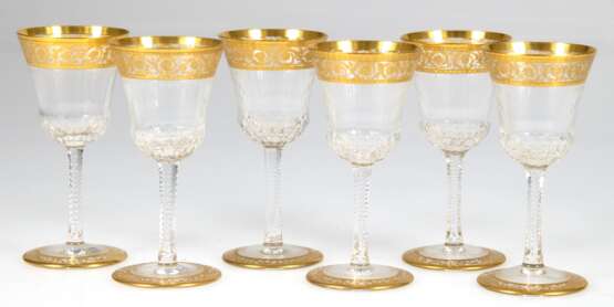 6 Saint Louis-Likörgläser "Thistle Gold", Frankreich, Mitte 20. Jh., Klarglas, handgeschliffen, reiche Goldstaffage, Schliffdekor und umlaufender Ätzdekor, H. 13 cm - фото 1