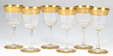 6 Saint Louis-Likörgläser &quot;Thistle Gold&quot;, Frankreich, Mitte 20. Jh., Klarglas, handgeschliffen, reiche Goldstaffage, Schliffdekor und umlaufender Ätzdekor, H. 13 cm