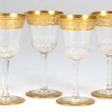 6 Saint Louis-Likörgläser "Thistle Gold", Frankreich, Mitte 20. Jh., Klarglas, handgeschliffen, reiche Goldstaffage, Schliffdekor und umlaufender Ätzdekor, H. 13 cm - фото 1