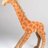 Große Steiff-Figur "Stehende Giraffe", 1950er Jahre, Knopf im Ohr, Mohairfell, Gebrauchspuren, H. ca. 70 cm - photo 1