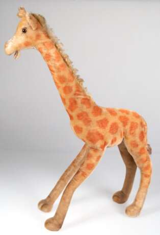 Große Steiff-Figur "Stehende Giraffe", 1950er Jahre, Knopf im Ohr, Mohairfell, Gebrauchspuren, H. ca. 70 cm - photo 1