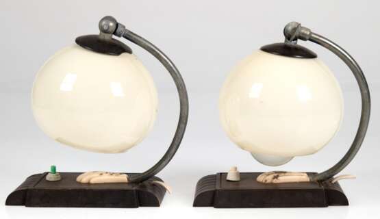 2 Bauhaus-Nachttischlampen, dunkler Kunststofffuß, kugelförmiger beiger Milchglasschirm, Gebrauchspuren, H. 20 cm - фото 1