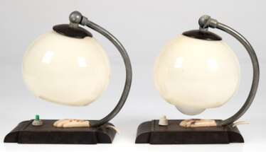2 Bauhaus-Nachttischlampen, dunkler Kunststofffuß, kugelförmiger beiger Milchglasschirm, Gebrauchspuren, H. 20 cm