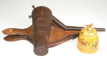 Imker-Blasebalg, Holz/ Metall, Behälter mit Aufschrift &quot;Rheinpfälzische Maschinen &amp; Metallwaren Fabrik Carl Platz&quot;, Gebrauchspuren, L. 50 cm, dazu Honigtöpfchen mit Deckel, Keramik, H. 12 cm