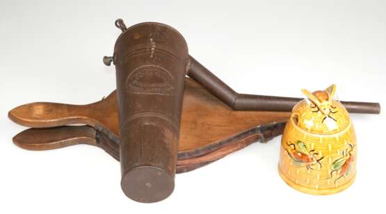 Imker-Blasebalg, Holz/ Metall, Behälter mit Aufschrift "Rheinpfälzische Maschinen & Metallwaren Fabrik Carl Platz", Gebrauchspuren, L. 50 cm, dazu Honigtöpfchen mit Deckel, Keramik, H. 12 cm - photo 1