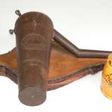 Imker-Blasebalg, Holz/ Metall, Behälter mit Aufschrift "Rheinpfälzische Maschinen & Metallwaren Fabrik Carl Platz", Gebrauchspuren, L. 50 cm, dazu Honigtöpfchen mit Deckel, Keramik, H. 12 cm - photo 1