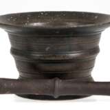 Mörser mit Pistill, 18. Jh., Bronze, mit Rillendekor, ausgestellter Rand, Gebrauchspuren, H. 8 cm - photo 1
