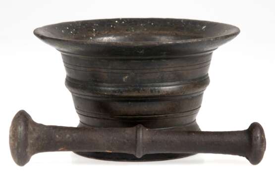 Mörser mit Pistill, 18. Jh., Bronze, mit Rillendekor, ausgestellter Rand, Gebrauchspuren, H. 8 cm - photo 1