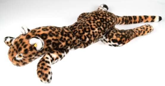 Große Steiff-Figur "Liegender Leopard", 1970/80er Jahre, mit Knopf und Fahne im Ohr, Mohairfell, Füllung etwas deformiert, Ges.-L. 93 cm - photo 1