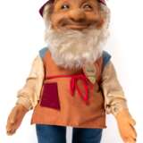 Steiff-Figur "Zwerg Gucki", 1950er Jahre, auf Schürze Steiff-Knopf, Brustschild mit Namen, Gummikopf und Stoffkörper, H. (ohne Mütze) 29 cm - photo 1