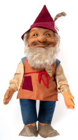 Steiff-Figur "Zwerg Gucki", 1950er Jahre, auf Schürze Steiff-Knopf, Brustschild mit Namen, Gummikopf und Stoffkörper, H. (ohne Mütze) 29 cm - photo 1